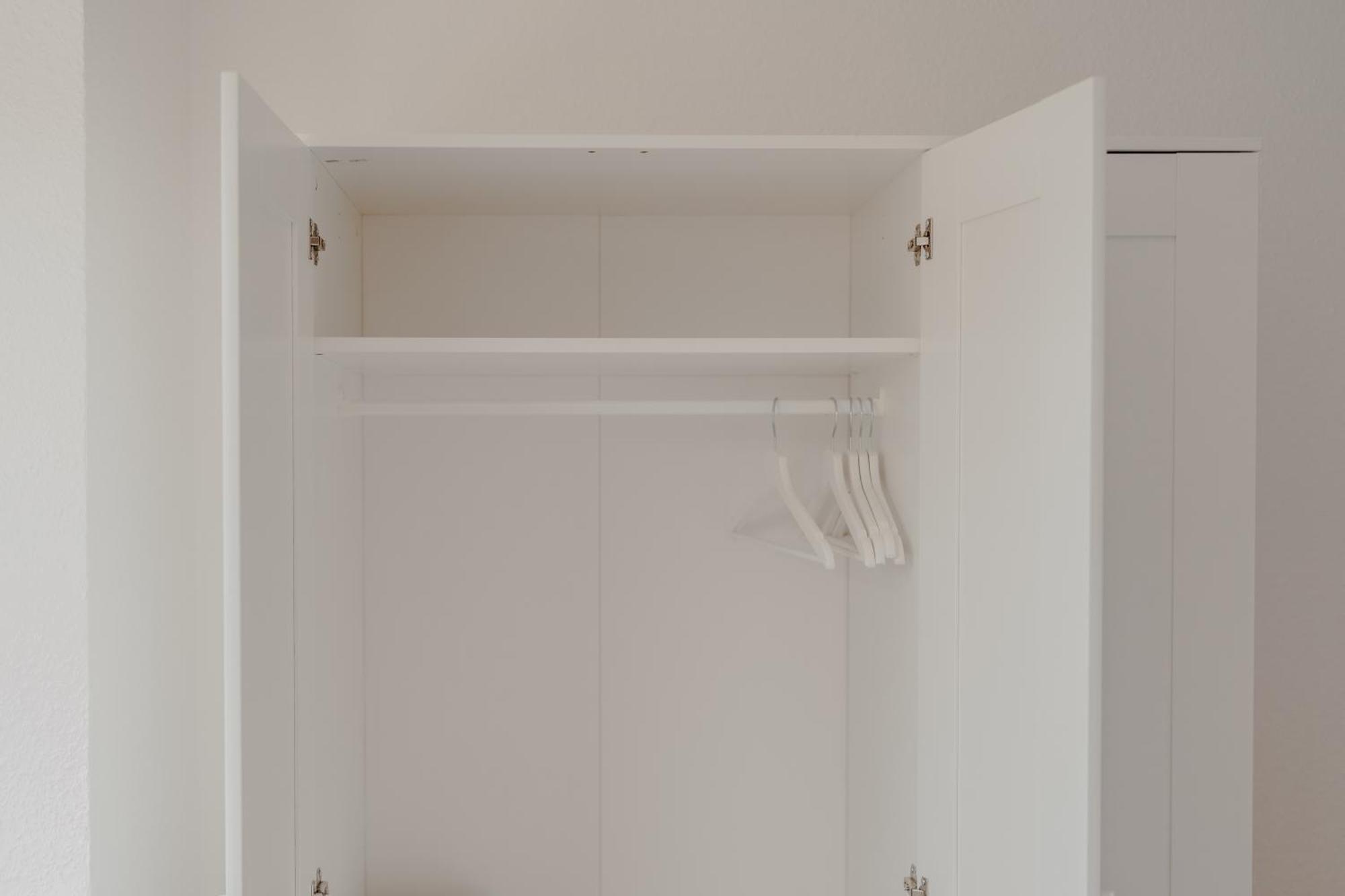 Apartment Mit Kueche, Arbeitsplatz Und Xxl Sofa Neuss Exterior foto