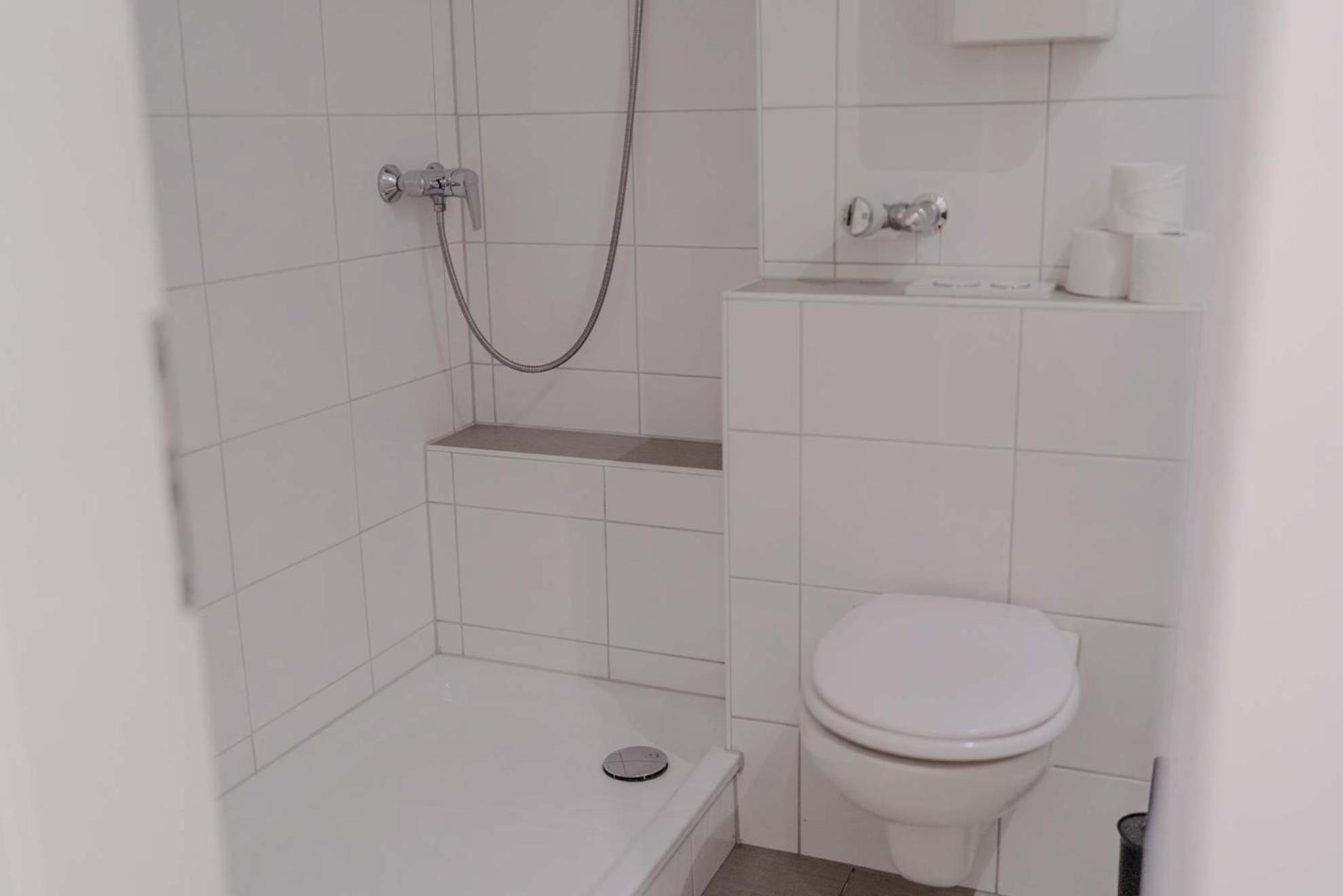 Apartment Mit Kueche, Arbeitsplatz Und Xxl Sofa Neuss Exterior foto